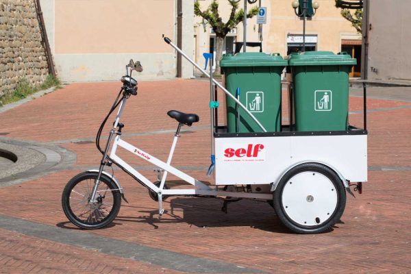 Triciclo pedalata assistita pulizia urbana